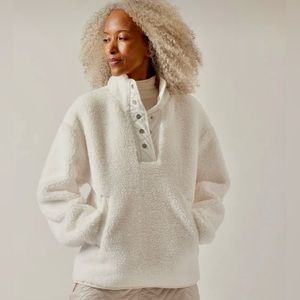 Like new Athleta Cozy Sherpa Pullover size medium